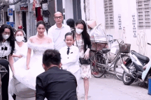 Con trai 7 tuổi có cử chỉ gây xúc động tại lễ cưới  Khánh Thi - Phan Hiển