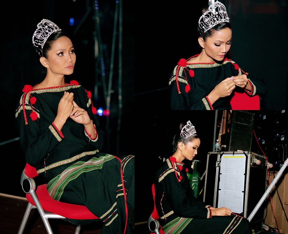 H’Hen Niê gây sốt khi diện trang phục cô gái Ê-Đê, đi chân trần trao vương miện cho tân Hoa hậu - 3 H’Hen Niê gây sốt khi diện trang phục cô gái Ê-Đê, đi chân trần trao vương miện cho tân Hoa hậu - 3