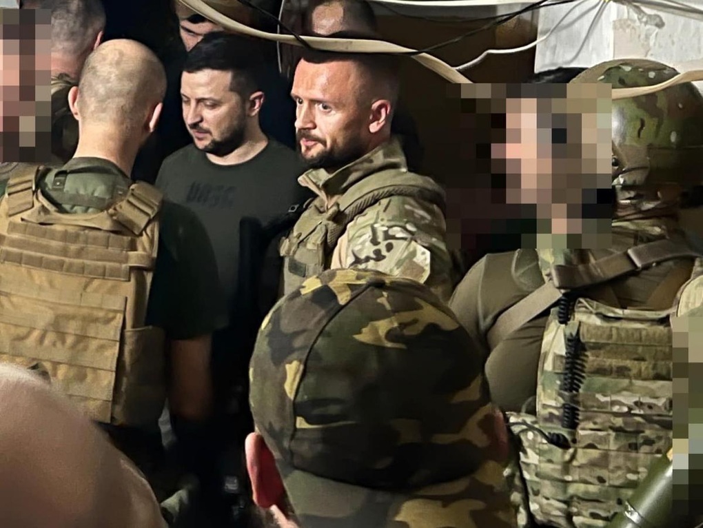 Ông Zelensky chứng kiến pháo kích khi bí mật thăm chảo lửa Donbass - 1 Ông Zelensky chứng kiến pháo kích khi bí mật thăm chảo lửa Donbass - 1