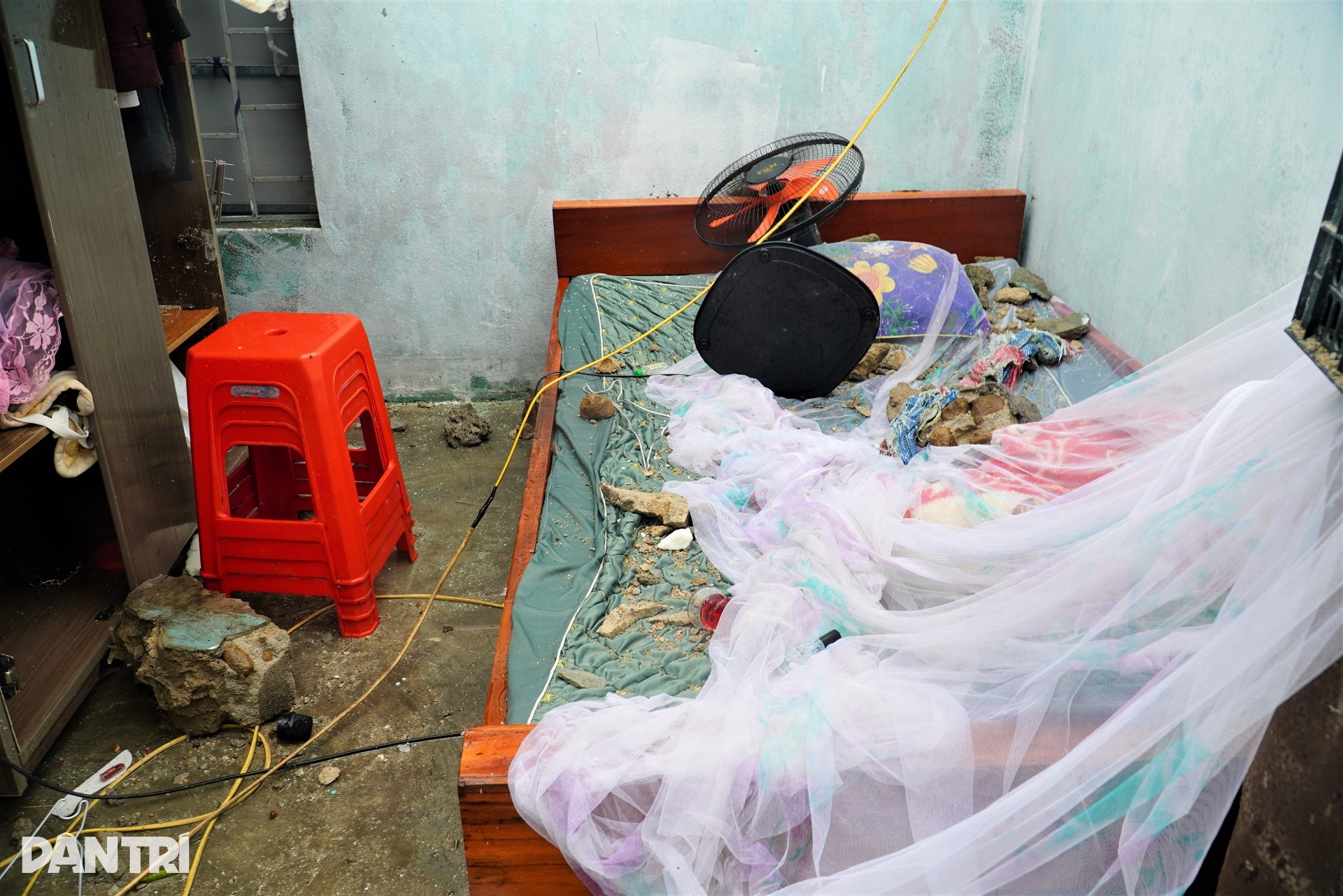 Nhà vừa khắc phục xong lại bị bão Bualoi tàn phá, người dân bật khóc nức nở - 4