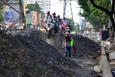 Hà Nội: Xe máy ồ ạt leo "núi" vật liệu xây dựng để tránh tắc đường
