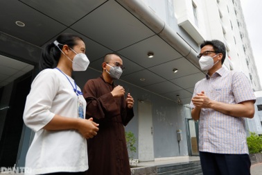 Phó Thủ tướng Vũ Đức Đam thăm nữ tu, tăng ni chăm sóc bệnh nhân Covid-19