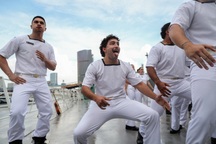 Tàu Hải quân Hoàng gia New Zealand cập cảng Sài Gòn