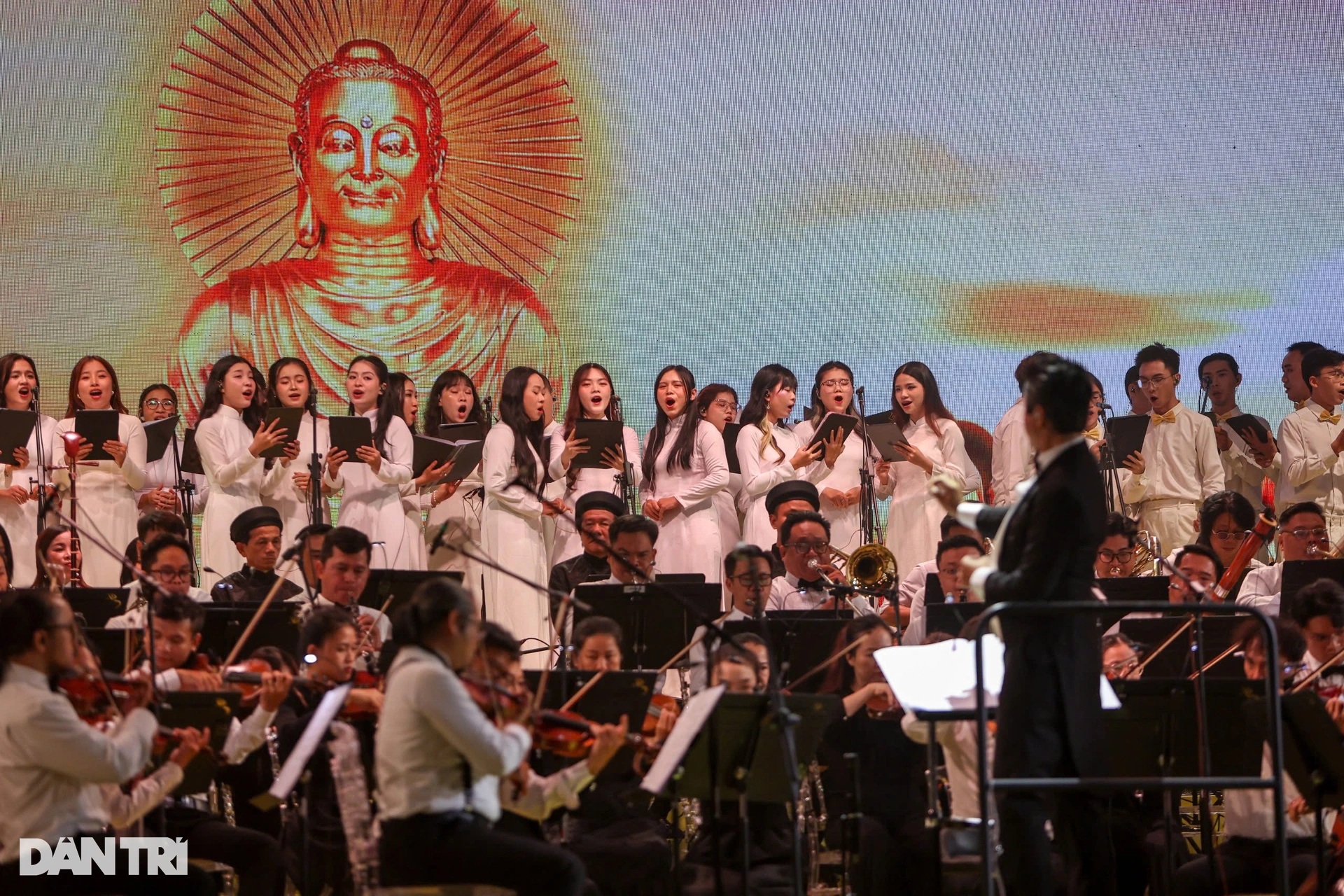 Ấn tượng chương trình âm nhạc nghệ thuật Phật giáo tại Đại lễ Vesak 2025 - 1 Ấn tượng chương trình âm nhạc nghệ thuật Phật giáo tại Đại lễ Vesak 2025 - 1