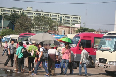 Tạm giữ 45 “cò mồi” lộng hành tại bến xe Giáp Bát