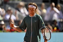 Rublev tranh cúp vô địch với "tay vợt may mắn" Auger-Aliassime