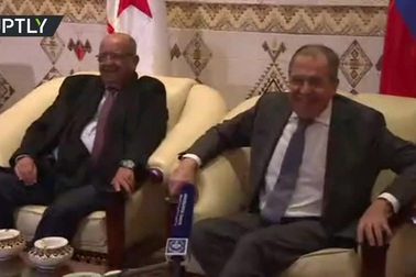 Cử chỉ của Ngoại trưởng Nga khiến cả phòng họp bật cười