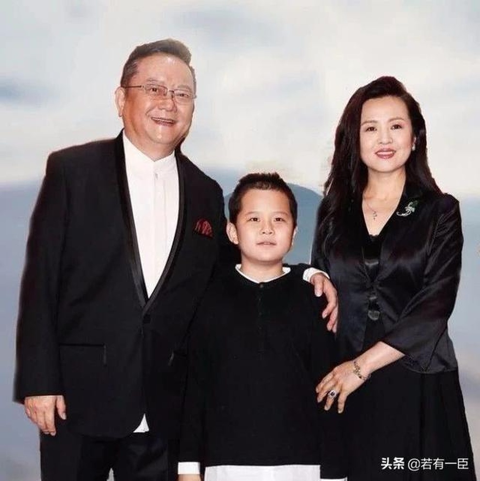 Hòa Thân Vương Cương sống kín tiếng, hạnh phúc bên người vợ kém 20 tuổi - 4 Hòa Thân Vương Cương sống kín tiếng, hạnh phúc bên người vợ kém 20 tuổi - 4