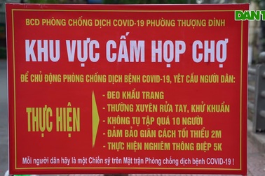 Tiểu thương chợ cóc chạy tán loạn khi lực lượng chức năng đi kiểm tra xử lý