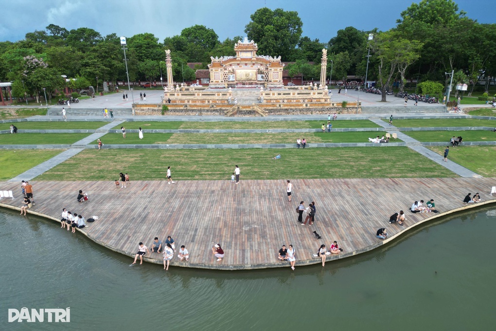 Sân khấu nổi từng diễn ra chung kết Hoa hậu Việt Nam bị ngập bùn do mưa lũ - 3 Sân khấu nổi từng diễn ra chung kết Hoa hậu Việt Nam bị ngập bùn do mưa lũ - 3