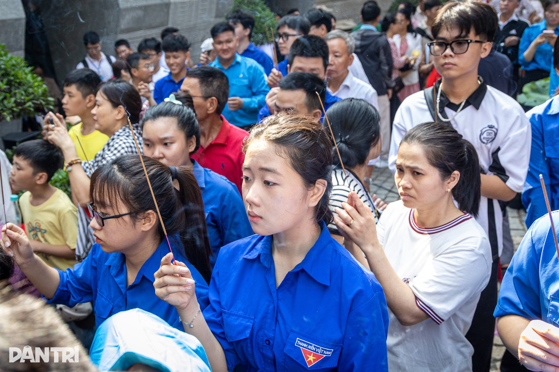 Hàng nghìn người đổ về đền tưởng niệm các Vua Hùng ở TPHCM dâng hương - 6