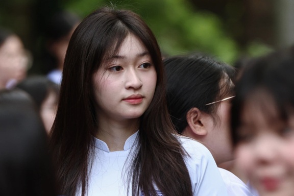 Nữ sinh Sài Thành thướt tha áo dài trắng trong ngày khai giảng