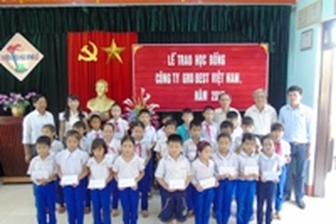 Grobest phối hợp báo Dân trí và Quỹ KHVN trao học bổng đến với học sinh nghèo miền Trung