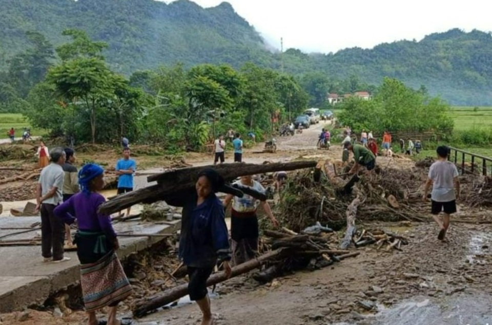 Mưa lũ gây sạt lở cầu đường, ngập nhà dân - 7 Mưa lũ gây sạt lở cầu đường, ngập nhà dân - 7