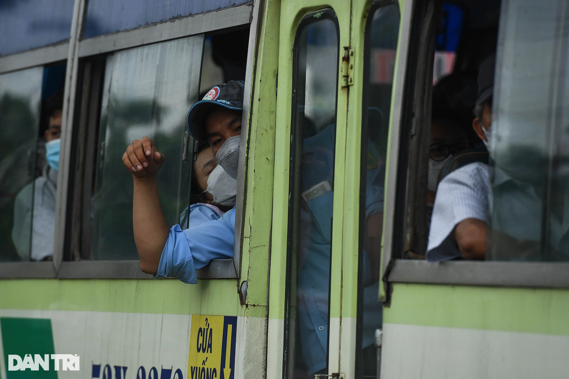 Người dân ùn ùn về quê nghỉ lễ, cửa ngõ phía Tây TPHCM kẹt cứng - 9 Người dân ùn ùn về quê nghỉ lễ, cửa ngõ phía Tây TPHCM kẹt cứng - 9