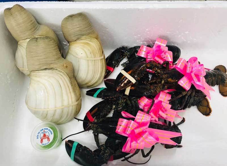 Tôm hùm, cua hoàng đế đóng hộp kính: Quà Tết trăm triệu đồng, sếp biếu nhân viên ăn ngay - 4 Tôm hùm, cua hoàng đế đóng hộp kính: Quà Tết trăm triệu đồng, sếp biếu nhân viên ăn ngay - 4