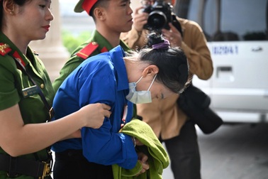 Cựu Bí thư Vĩnh Phúc Hoàng Thị Thuý Lan cúi gằm mặt đến toà