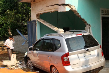 Ôtô mất lái đâm sập nhà dân