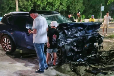 Ô tô tông vào tường rào bê tông, một công an xã tử vong