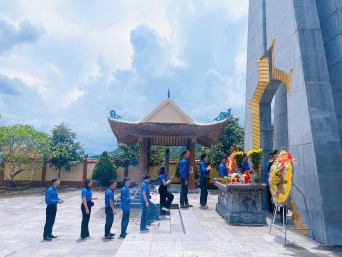 Đoàn thanh niên cơ sở tỉnh Quảng Ninh dâng hương tri ân các anh hùng liệt sĩ.