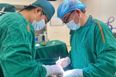 Bé trai bị vỡ tinh hoàn khi chơi đua xe tại khu du lịch