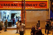 Ba đối tượng đi ô tô đến cướp tiệm vàng