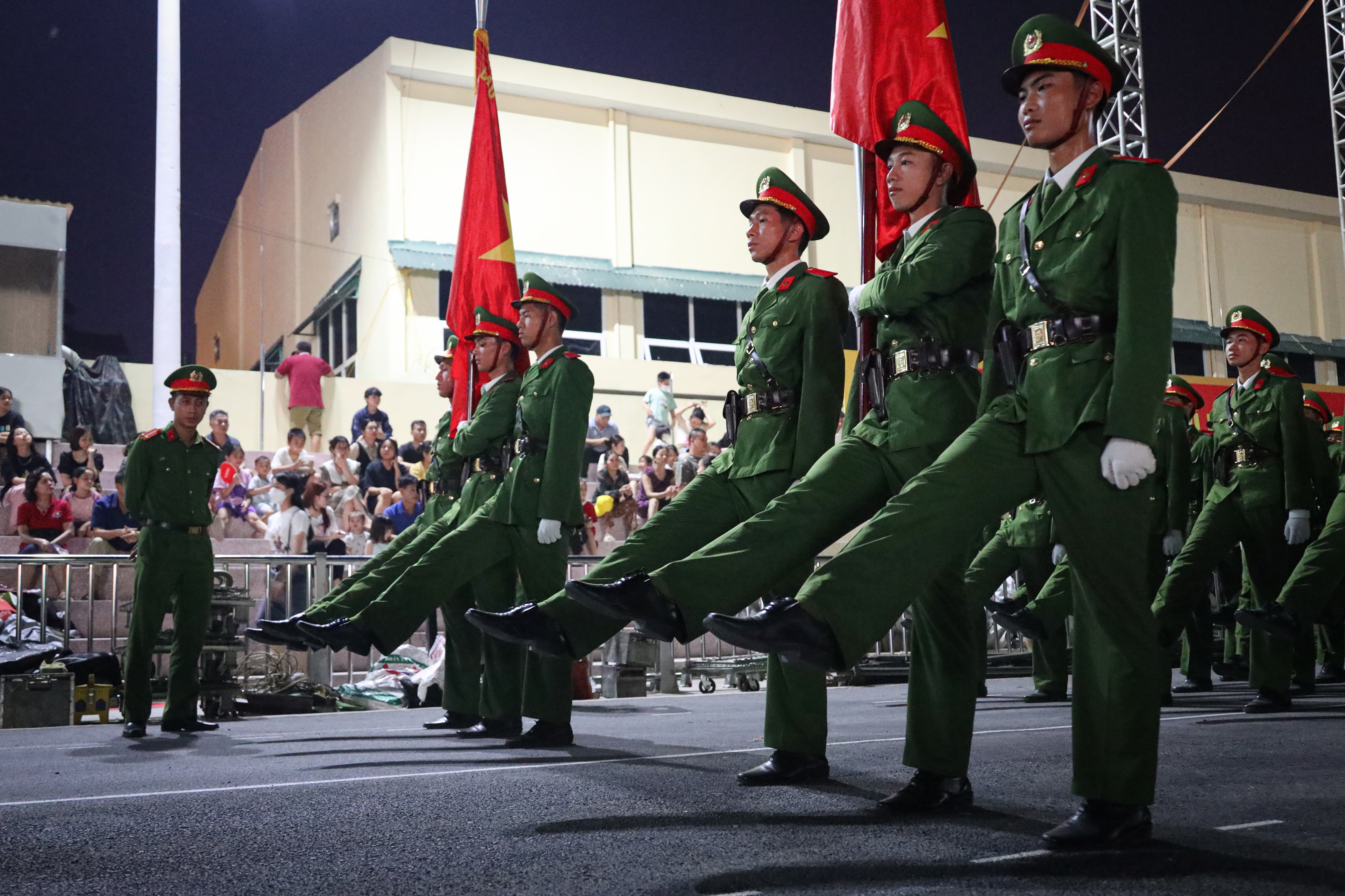 View - Người dân Điện Biên "tiếp lửa" các chiến sĩ tập luyện diễu binh giữa đêm | Báo Dân trí