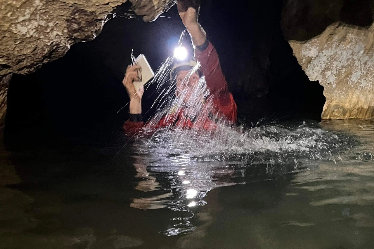 Khám phá 22 hang động kỳ vĩ mới được phát hiện tại Quảng Bình - 9