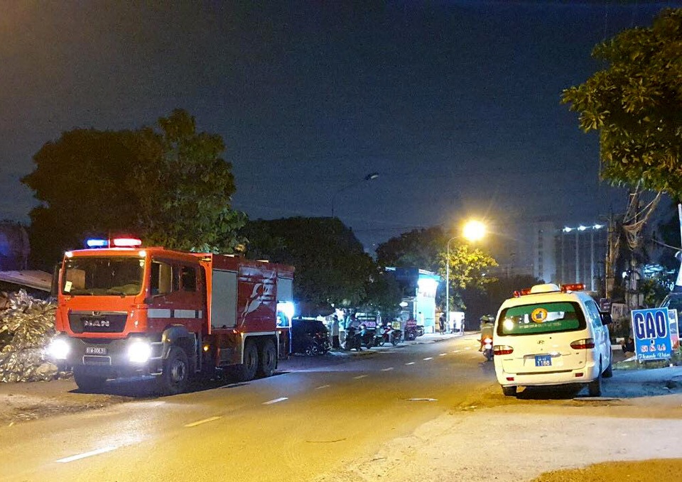Nam thanh niên ôm bình gas, can xăng dọa đốt quán cà phê - 1 Nam thanh niên ôm bình gas, can xăng dọa đốt quán cà phê - 1