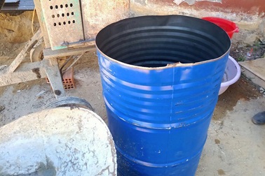 Cưa thùng phi xăng phát nổ, người đàn ông bị chấn thương sọ não