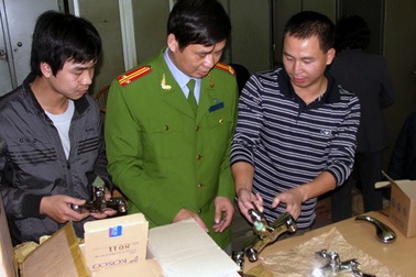 Phát hiện, thu giữ hàng trăm bộ sen vòi giả