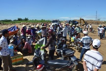 Lo cả làng bị cuốn trôi, hàng trăm người ngăn chặn khai thác cát