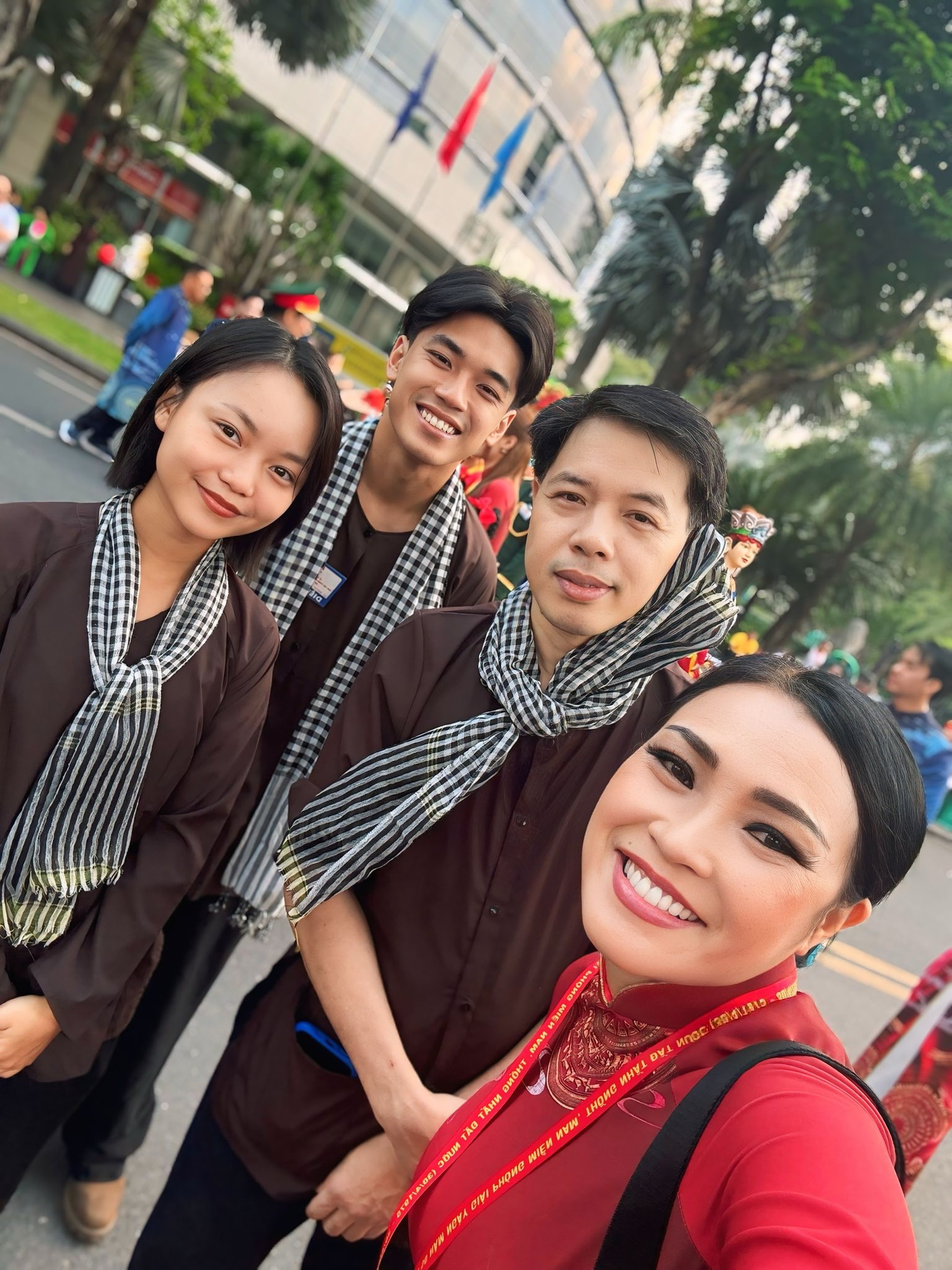 Dàn hoa hậu, nghệ sĩ thức trắng đêm vẫn rạng rỡ tham gia diễu binh 30/4 - 9 Dàn hoa hậu, nghệ sĩ thức trắng đêm vẫn rạng rỡ tham gia diễu binh 30/4 - 9
