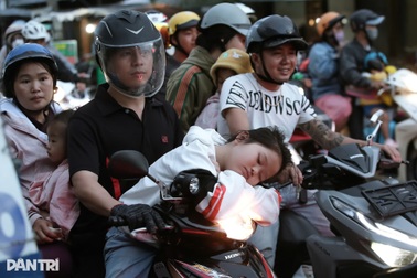 Chở trẻ em trên xe máy nguy hiểm hơn ô tô mà quy định lại không "ngặt" bằng