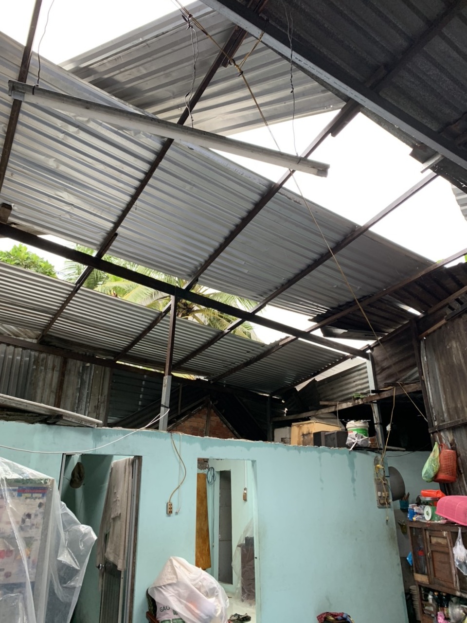 Mưa giông làm tốc mái, xiêu vẹo 17 căn nhà, bật gốc nhiều cây xanh - 9 Mưa giông làm tốc mái, xiêu vẹo 17 căn nhà, bật gốc nhiều cây xanh - 9