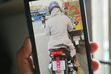 Xử phạt hai phụ nữ dán “bùa” che biển số xe máy ở TPHCM