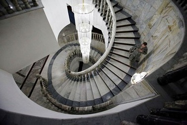 Mỹ bàn giao 9 cung điện xa hoa của Saddam Hussein