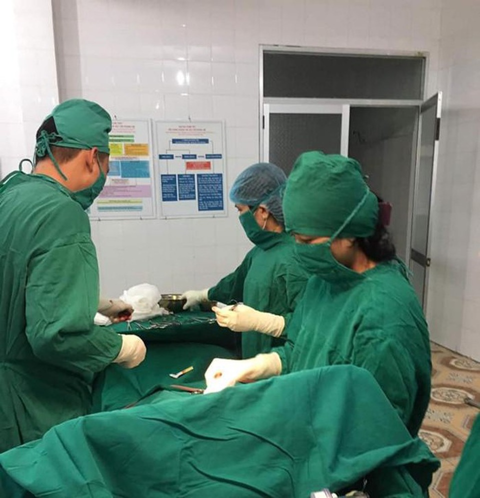 Quảng Bình: Nhiều nhân viên y tế hiến máu cứu sản phụ bị vỡ thai ngoài tử cung - 1 Quảng Bình: Nhiều nhân viên y tế hiến máu cứu sản phụ bị vỡ thai ngoài tử cung - 1
