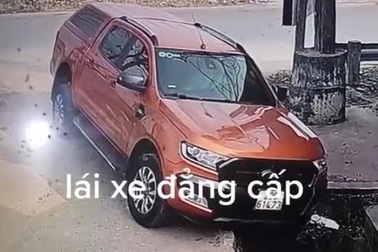 Tài xế bất cẩn khiến ô tô "sập bẫy"