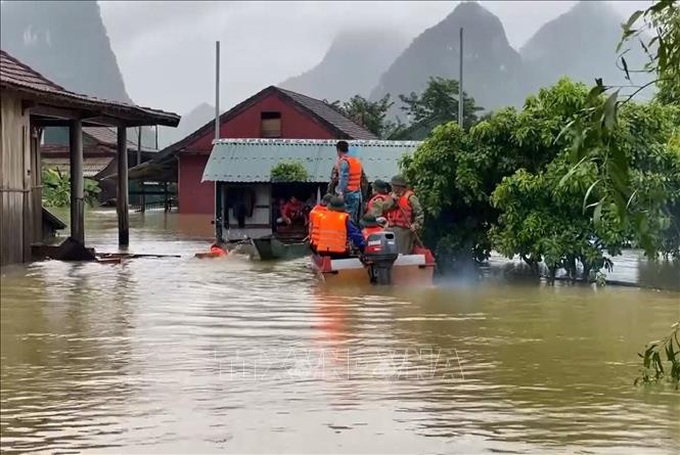 Miền Trung tiếp tục mưa lớn, miền Bắc lạnh về đêm và sáng trong 10 ngày tới - Ảnh 1.