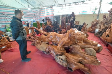 Kiếm bạc tỷ dịp Tết với tượng gỗ quý "ôm" đá tảng, giá trăm triệu mỗi bức