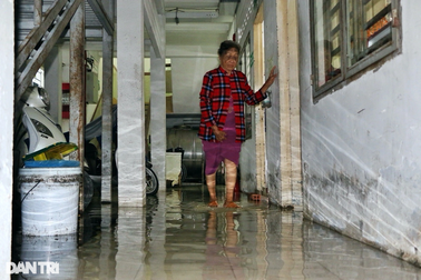 Triều cường "bủa vây", đang nằm viện cũng bật dậy… tát nước