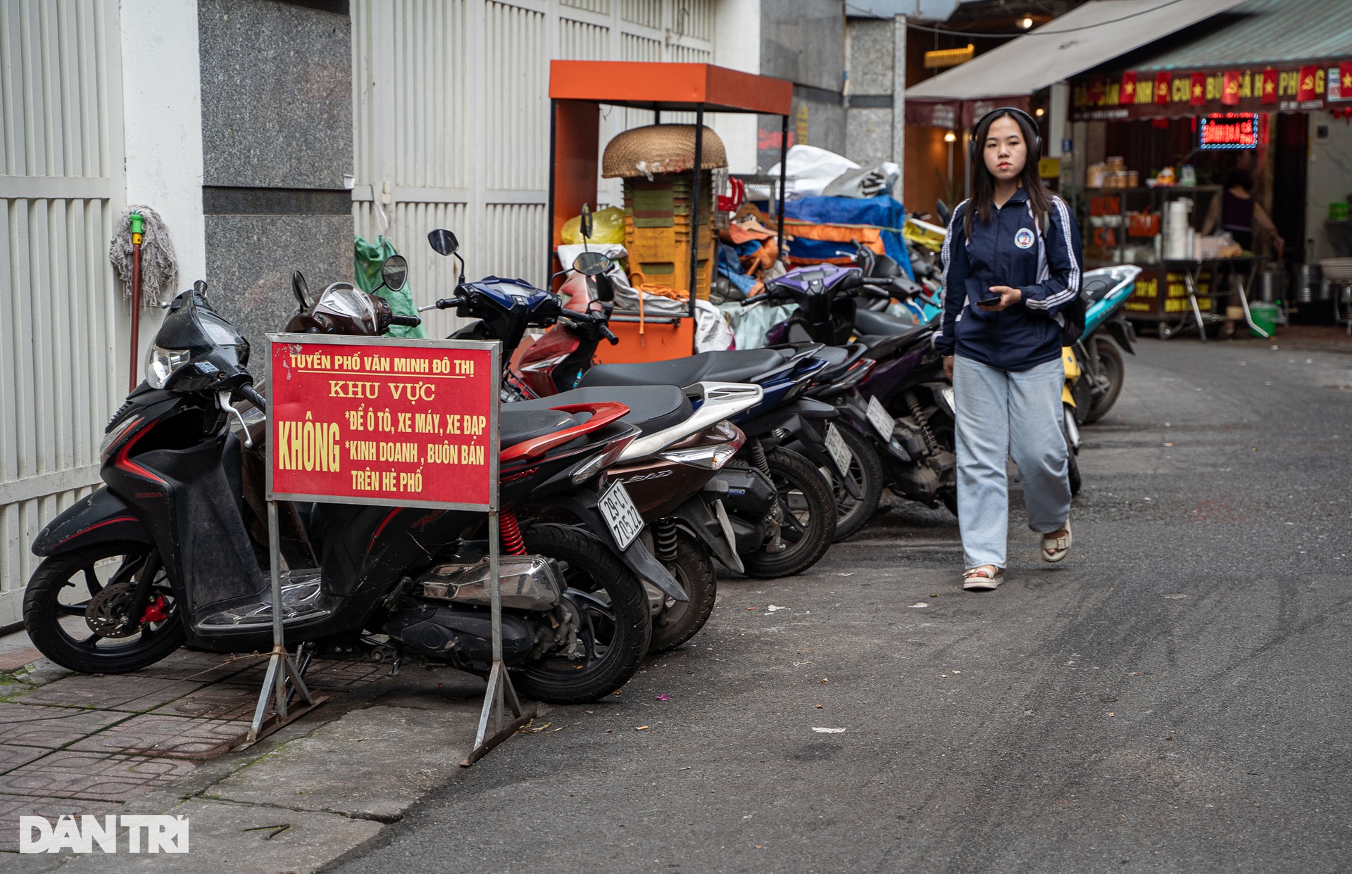 Hà Nội: Tái diễn cảnh chiếm dụng vỉa hè, đẩy người đi bộ xuống lòng đường - 9 Hà Nội: Tái diễn cảnh chiếm dụng vỉa hè, đẩy người đi bộ xuống lòng đường - 9