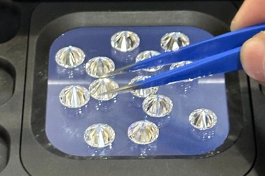 700 viên kim cương nhập lậu từ Ấn Độ qua sân bay Tân Sơn Nhất