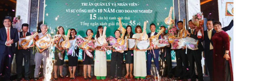 Ngày Tết nói chuyện “đại gia địa ốc: Thưởng Tết căn hộ, xe hơi, tiền mặt cả khối - 1 Ngày Tết nói chuyện “đại gia địa ốc: Thưởng Tết căn hộ, xe hơi, tiền mặt cả khối - 1