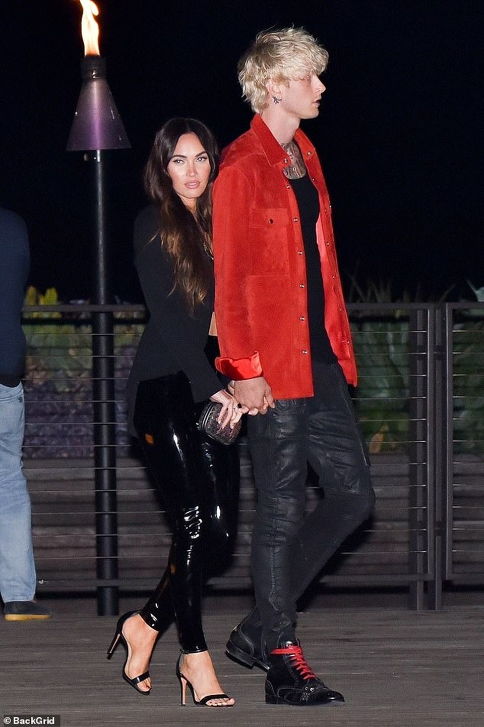 Megan Fox nắm tay bồ trẻ đi ăn tối - 3 Megan Fox nắm tay bồ trẻ đi ăn tối - 3