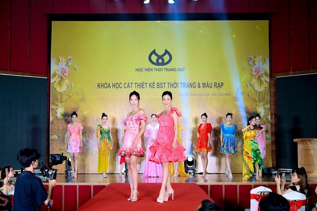 NTK Thoa Trần bùng nổ với Fashion show Bông hồng vàng - 5 NTK Thoa Trần bùng nổ với Fashion show Bông hồng vàng - 5