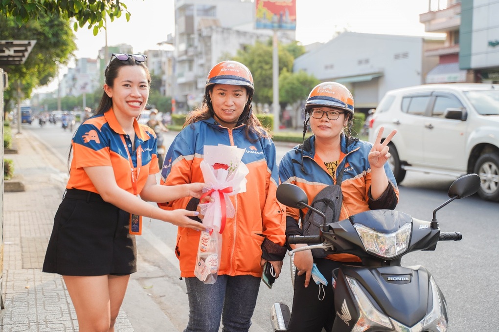 Trạm xe ngọt ngào của Ahamove trao yêu thương cho khách hàng và đối tác - 2 Trạm xe ngọt ngào của Ahamove trao yêu thương cho khách hàng và đối tác - 2