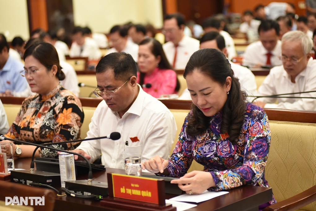 TPHCM tiếp tục chi 130.000 đồng cho người đi bắt muỗi mỗi đêm - 1 TPHCM tiếp tục chi 130.000 đồng cho người đi bắt muỗi mỗi đêm - 1