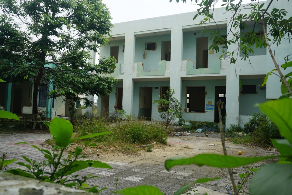 Cận cảnh bệnh viện bỏ hoang giữa khu đất vàng ven biển Đà Nẵng - 5 Cận cảnh bệnh viện bỏ hoang giữa khu đất vàng ven biển Đà Nẵng - 5